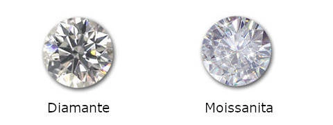 Esta imagen presenta una comparación lado a lado de un diamante (a la izquierda) y una moissanita (a la derecha), ambos con un corte de diamante redondo brillante. La imagen tiene como objetivo ilustrar las diferencias visuales entre las dos piedras preciosas. La moissanita a menudo exhibe más 
                      fuego o dispersión de la luz, visible como destellos de color arcoíris, que el diamante. La
                      imagen puede ser útil para los consumidores que consideran alternativas a los diamantes o para
                      cualquier persona interesada en la gemología.