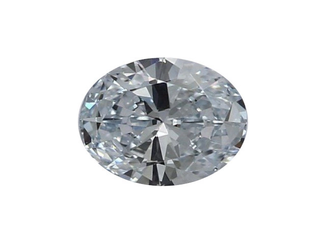 Un diamante con talla ovalada sobre un fondo blanco. La piedra preciosa muestra un brillo y una dispersión de luz excepcionales, comúnmente conocidos como fuego. Las facetas simétricas y bien definidas del diamante son claramente visibles, lo que indica una talla de alta calidad.