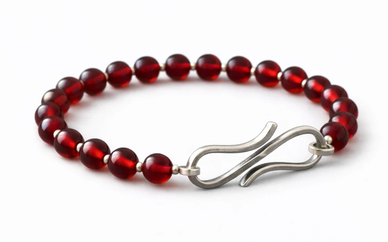 Pulsera de granate rojo con cuentas brillantes y cierre de plata diseño de Malena de Botana.